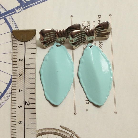 Preloved Cute Silver Bow earrings - Picture 4 of 5